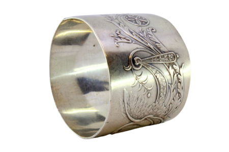  Argola de guardanapo em prata com relevos e dois cisnes segurando um cesto nos bicos.